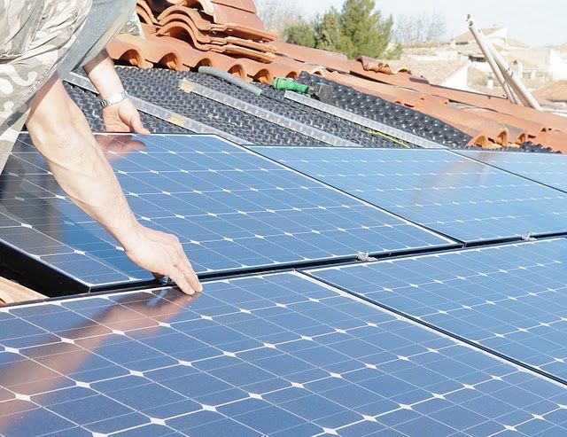 Panneaux solaires photovoltaïques Travaux.com