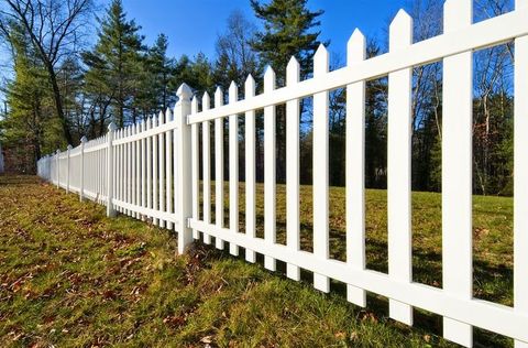 Délimitez votre terrain grâce à nos clôtures et panneaux en bois.