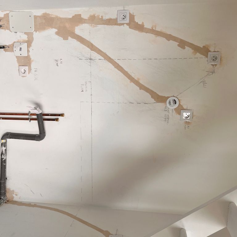 Petits travaux d'électricité: Installation prises électrique et 1 p...