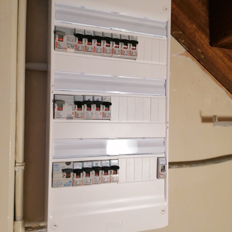Petits travaux d'électricité: Remplacement; Tableau électrique