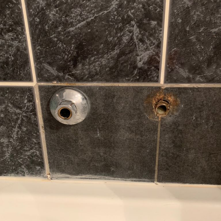 Plomberie: Réparer une pièce défectueuse; Appartement; Douche ou ba...