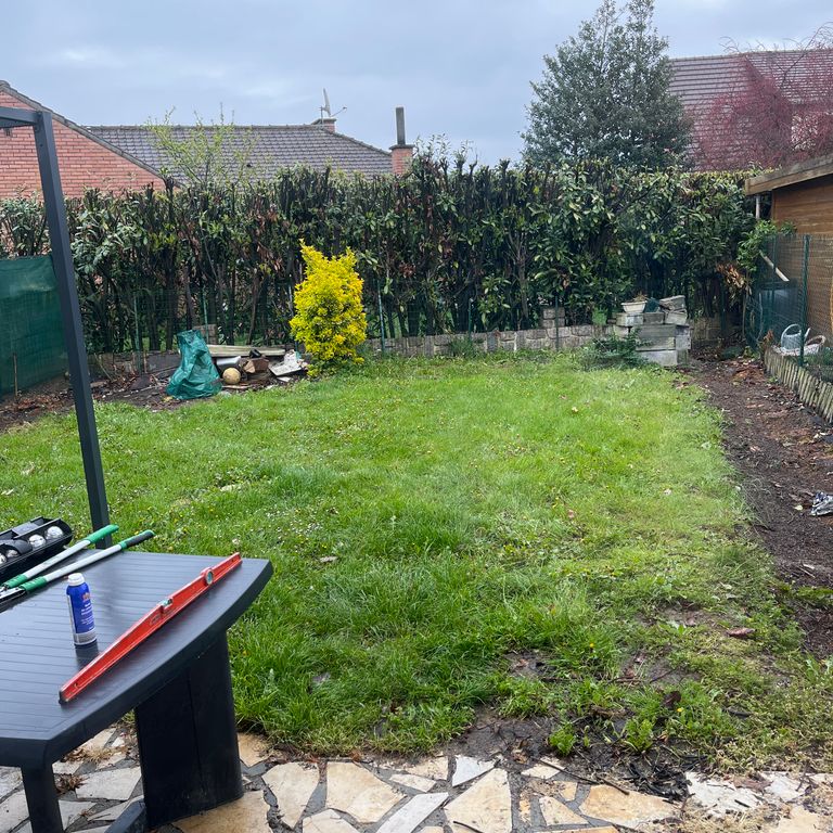 Entretien de jardin: 300 m²; Tailler les arbres, Tondre la pelouse,...
