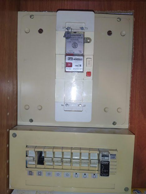 Petits travaux d'électricité : Remplacement; Tableau electrique dan...