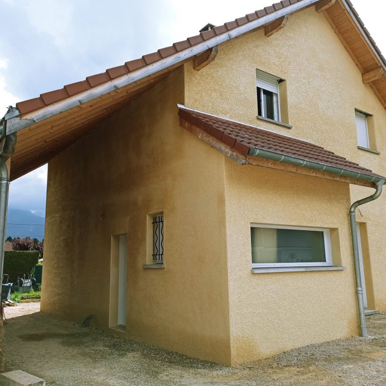 Ravalement de façade : Appliquer un enduit, sous bassement en barda...