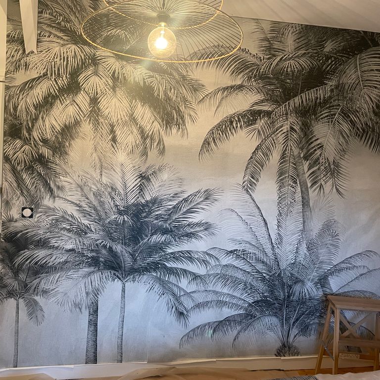 Pose de papier peint intissé sur un mur peint — free download