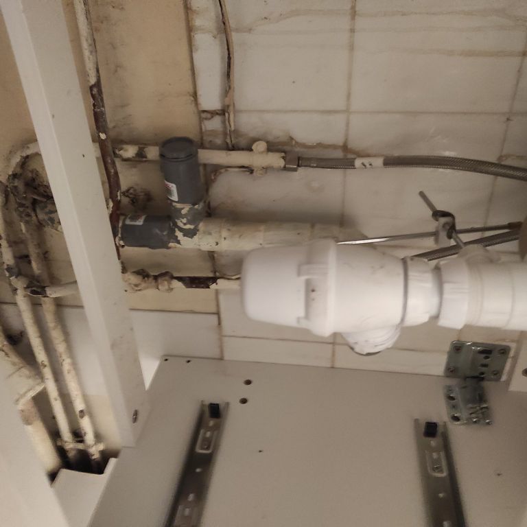 Plomberie : Raccordement lavabo salle de bain; Évier