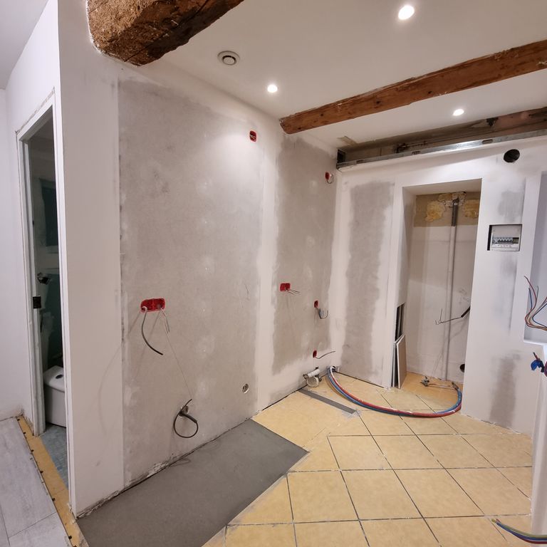 Cloison: 7 murs; 2000 cm largeur; 250 cm hauteur