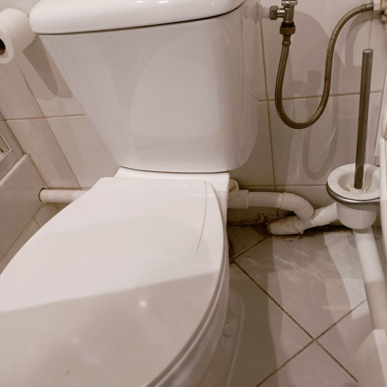 Réparation d'une fuite du robinet d'arrêt WC par un plombier