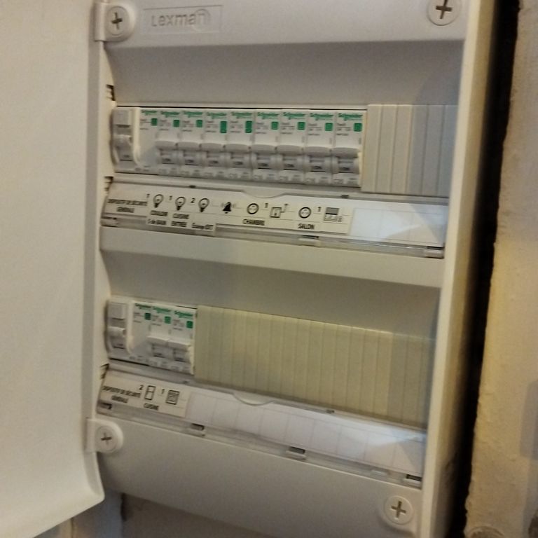 Petits travaux d'électricité: Remplacement; Tableau électrique
